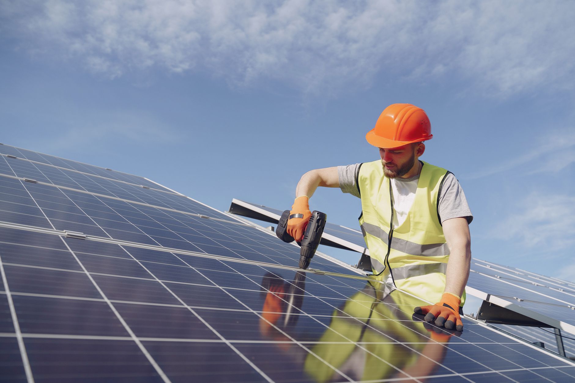 Tecnico installa batterie per un sistema energetico solare
