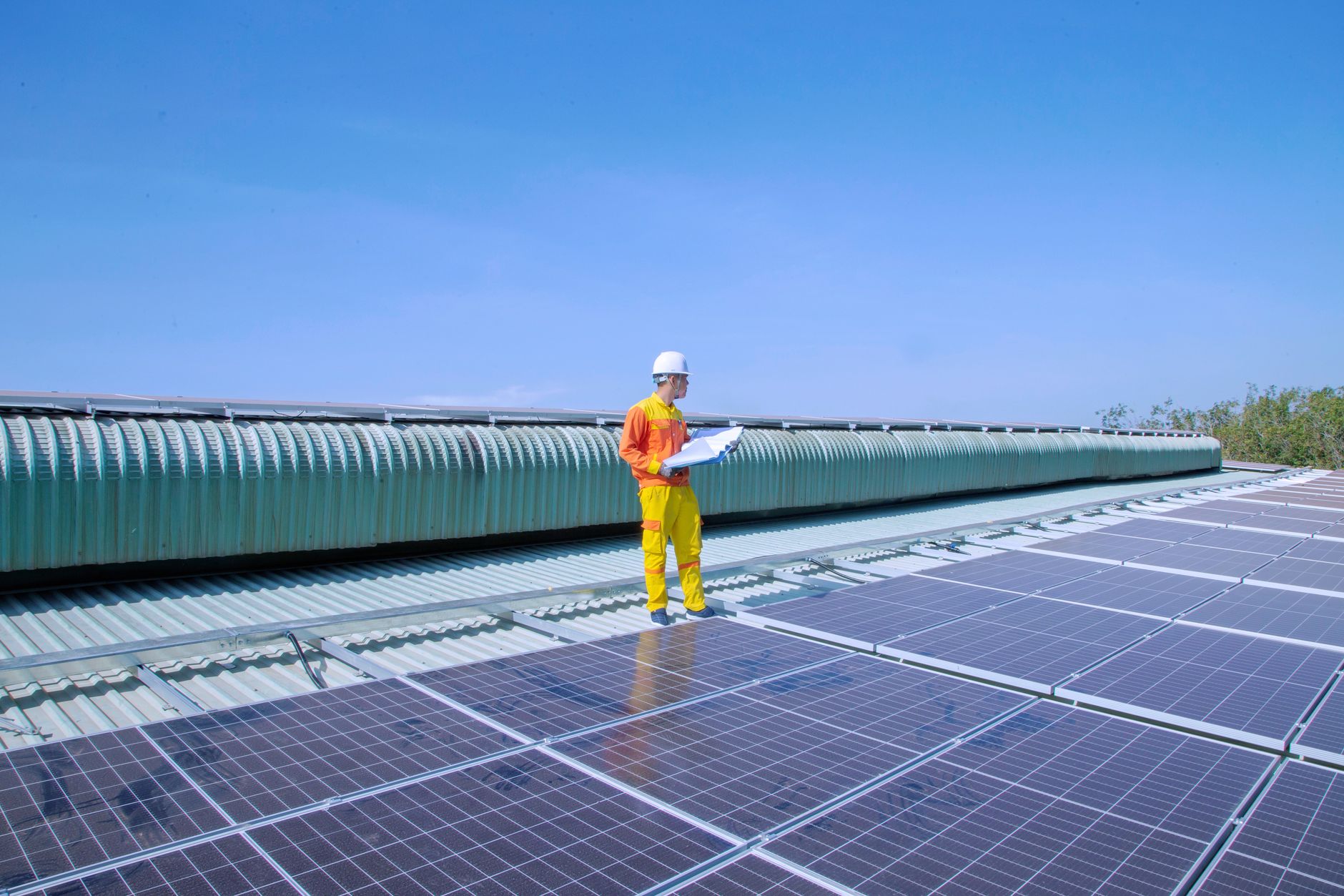 Tecnico controlla pannelli fotovoltaici su un tetto